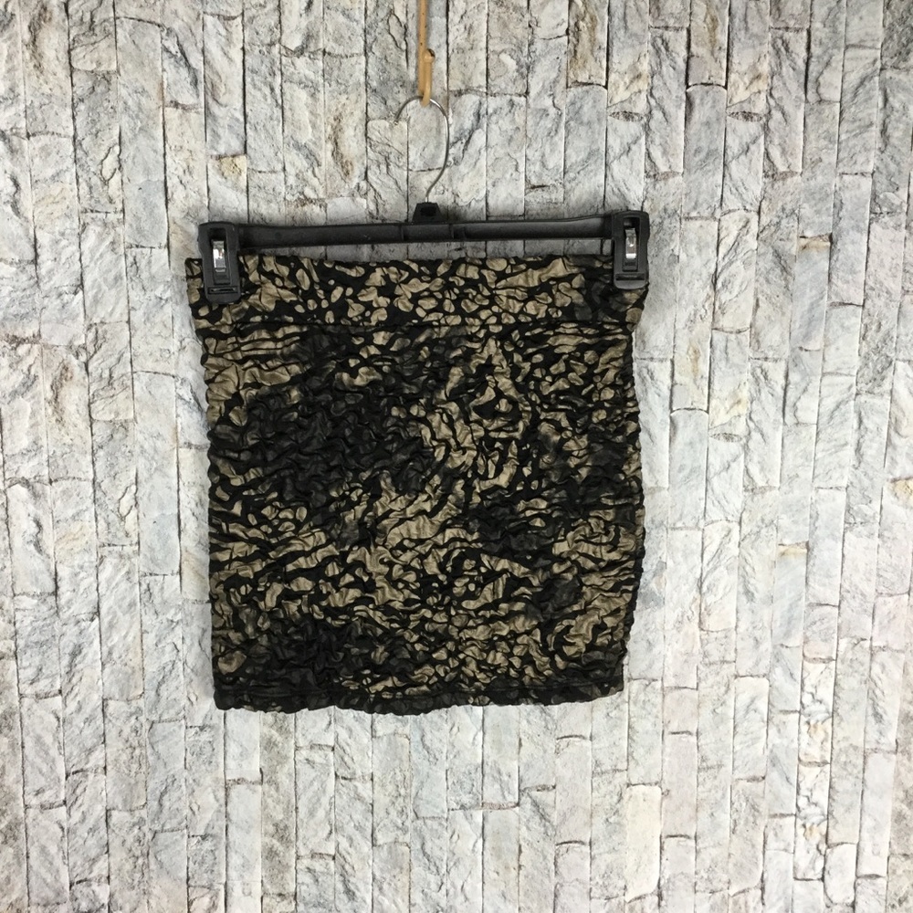 Forever 21 black/gold puffy skirt size‎ M 🌺3/$20🌺